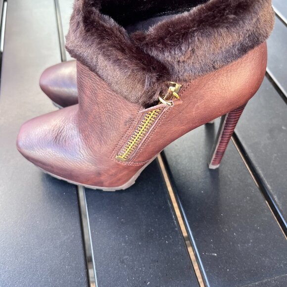 GUESS "Ivorie" Black Leather Faux Fur Trim Ankle Booties Women's - Picture 7 of 12